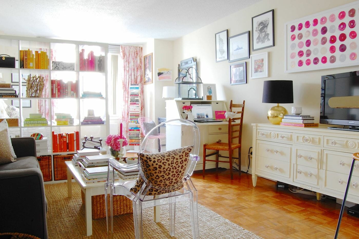 https://www.decorilla.com/online-decorating/wp-content/uploads/2019/04/small-studio-apartment-furniture.jpg
