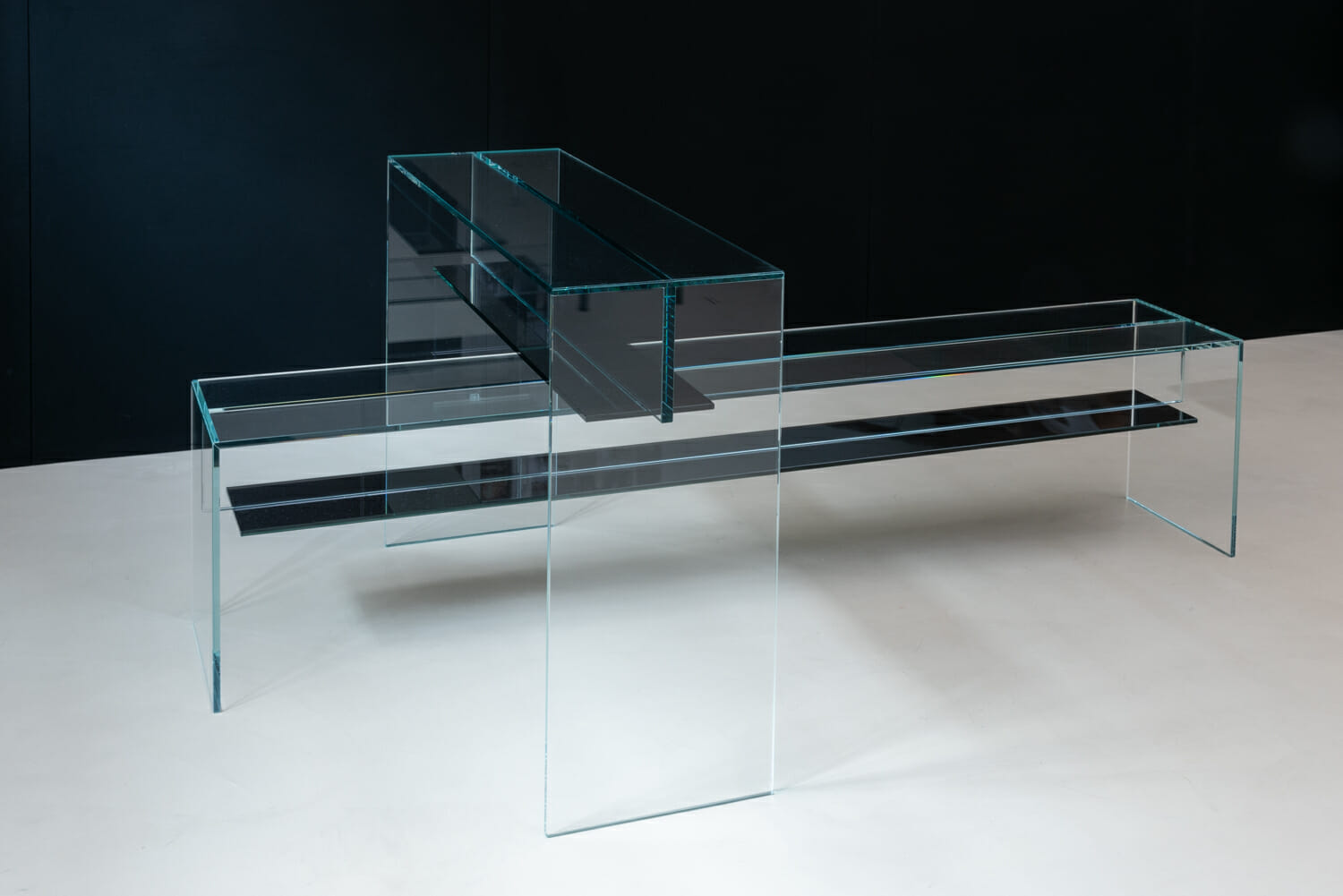 High End Glass Furniture Company: How to Spot the Differences in the