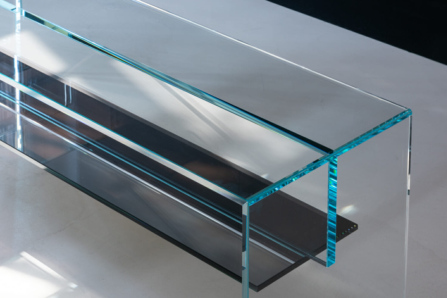 https://www.decorilla.com/online-decorating/wp-content/uploads/2019/05/high-end-glass-furniture-OONIKO-beam-l.jpg