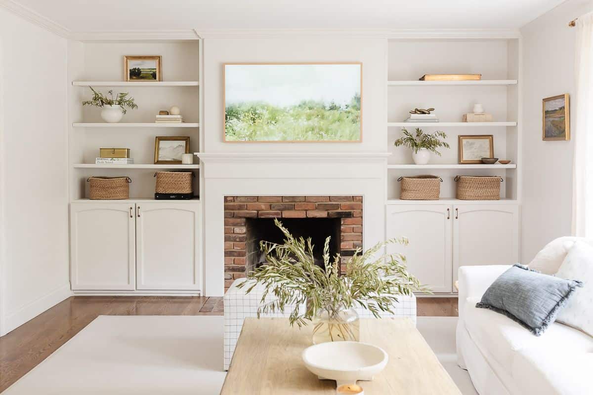 https://www.decorilla.com/online-decorating/wp-content/uploads/2021/06/Modern-shelf-decor-for-minimal-living-room-design.jpeg