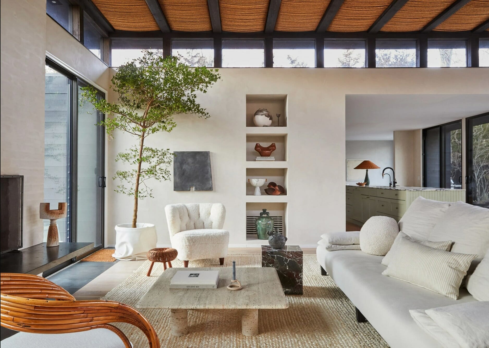 https://www.decorilla.com/online-decorating/wp-content/uploads/2021/08/neutral-living-room-interior-design-trends-2022.jpg