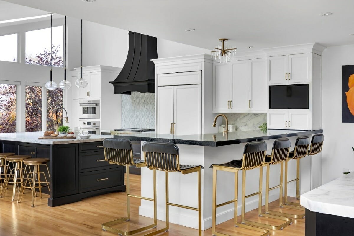 Another great example of a black and white kitchen with silver accessories!