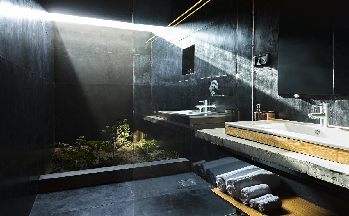 https://www.decorilla.com/online-decorating/wp-content/uploads/2022/10/Black-masculine-bathroom-design-and-decor-ideas-Hip-Hotels.jpg