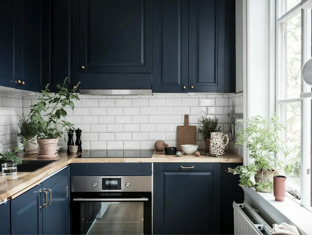 https://www.decorilla.com/online-decorating/wp-content/uploads/2022/11/Blue-Narrow-kitchen-ideas.jpg