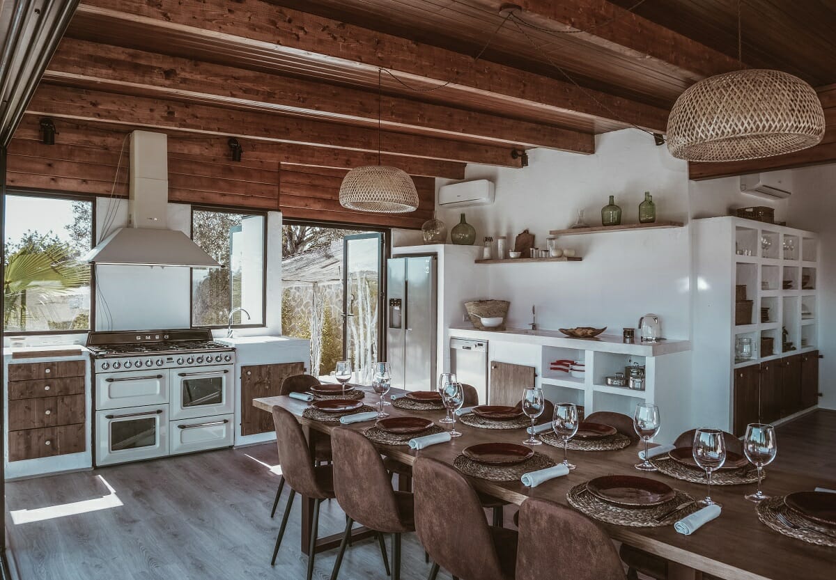 https://www.decorilla.com/online-decorating/wp-content/uploads/2023/01/Rustic-kitchen-and-dining-interior-design-Jasmine.jpg