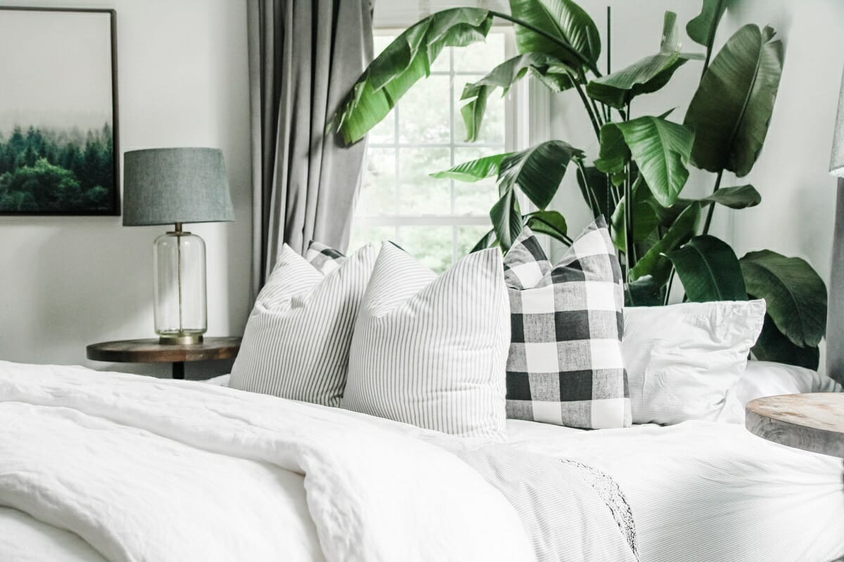 Pillow placement for a bed - how to arrange pillows on a bed