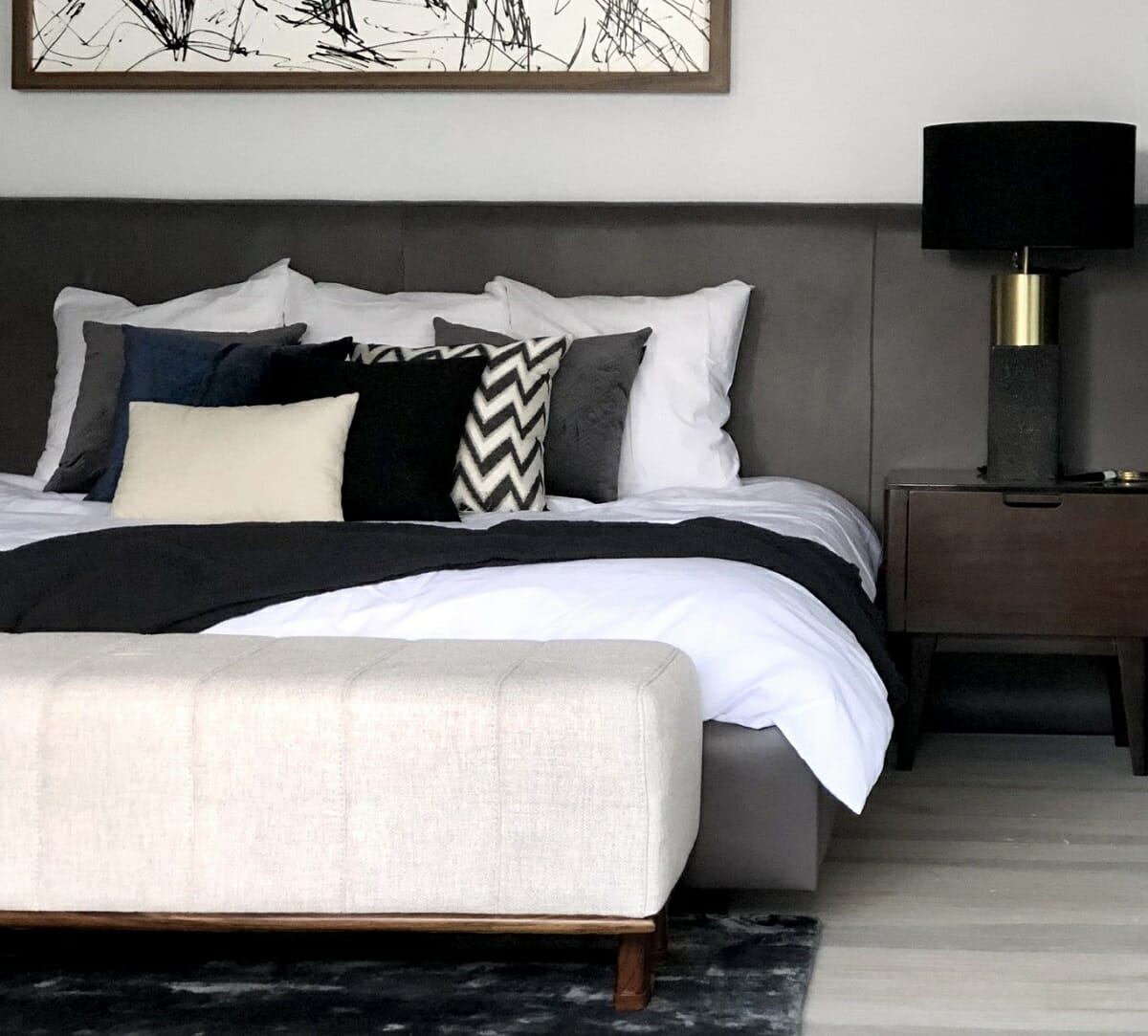 https://www.decorilla.com/online-decorating/wp-content/uploads/2023/09/Simple-king-bed-pillow-arrangement-with-a-black-and-white-color-scheme.jpg