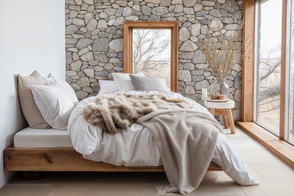 Contemporary airy small bedroom decor with a large mirror by DECORILLA