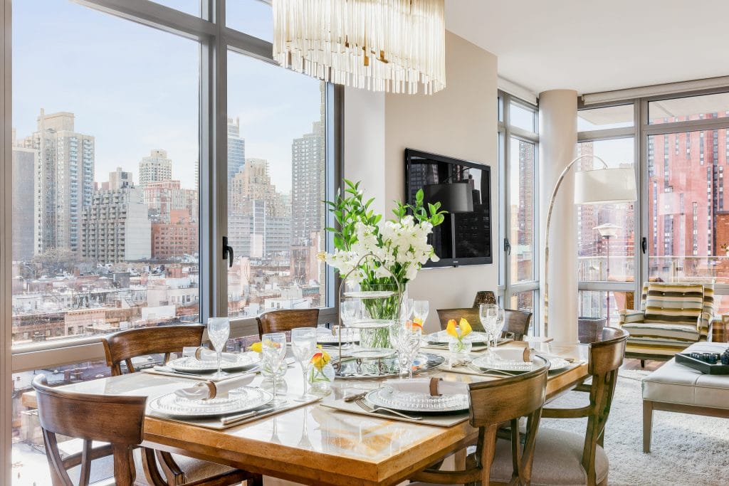 Transitional dining room by Decorilla designer, Joyce T. 