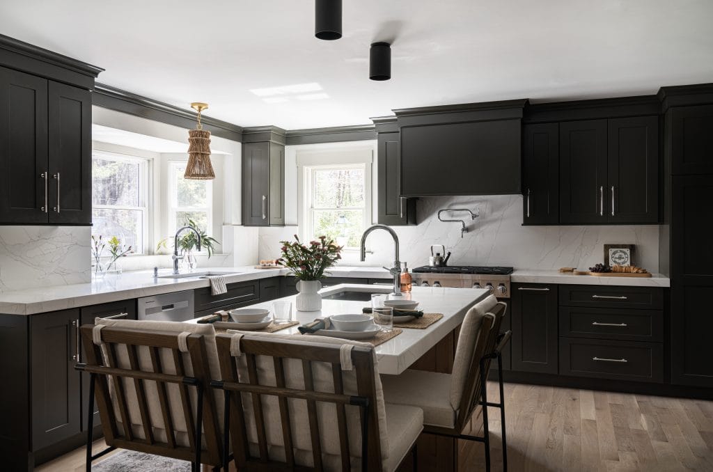 Modern kitchen with black kitchen accents by DECORILLA designer, Cristiane P.