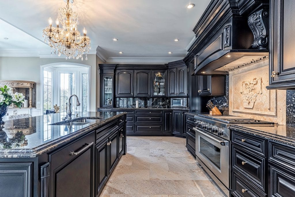 Traditional kitchen with decorative range hood by DECORILLA