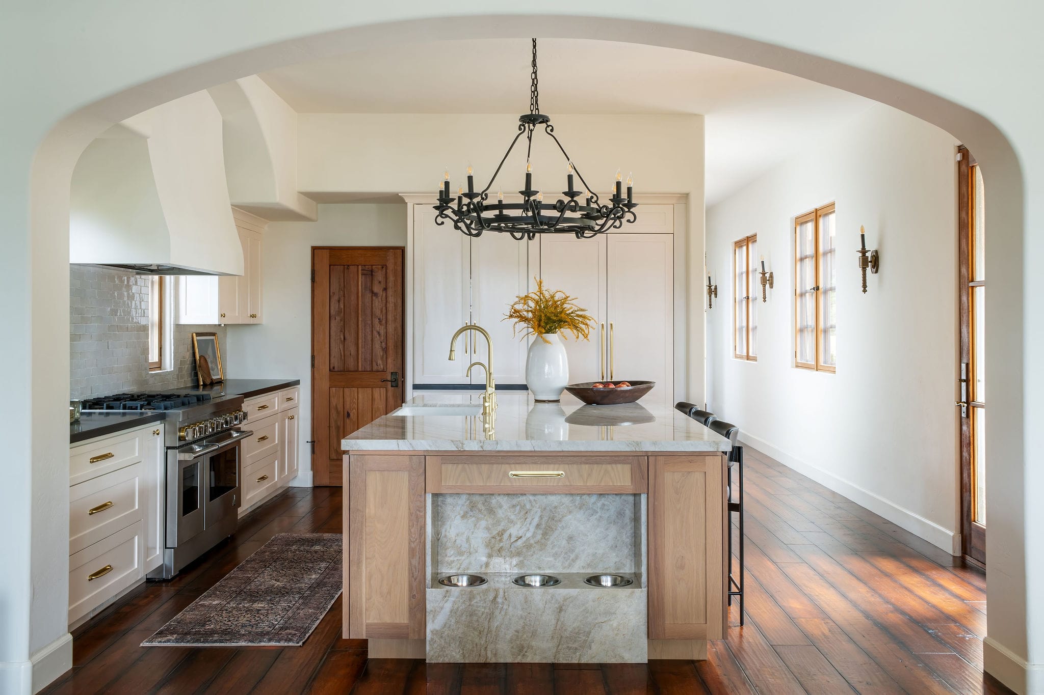 16 Ideas for Two-Tone Kitchen Cabinets That Add Discerning Style