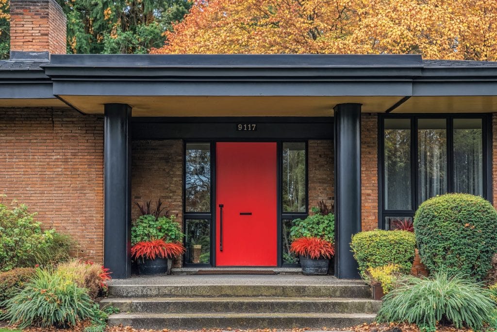 Unexpected red trend in a porch by Decorilla